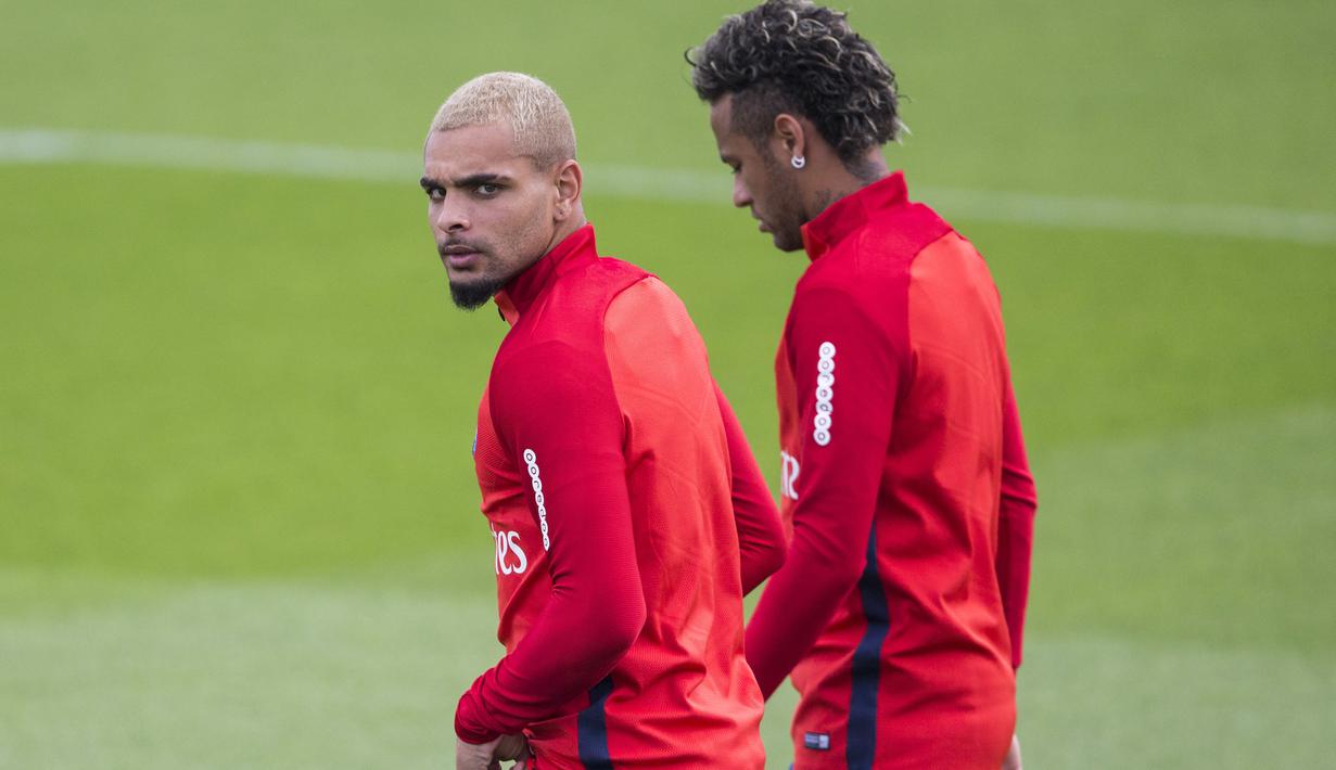 Pemain PSG, Layvin Kurzawa (kiri) terlihat serius saat berlath bersama Neymar di Camp des Loges, Paris, (11/8/2017). PSG akan mengawali Liga 1 Prancis melawan Guingamp. (AFP/Kamil Zihnioglu)