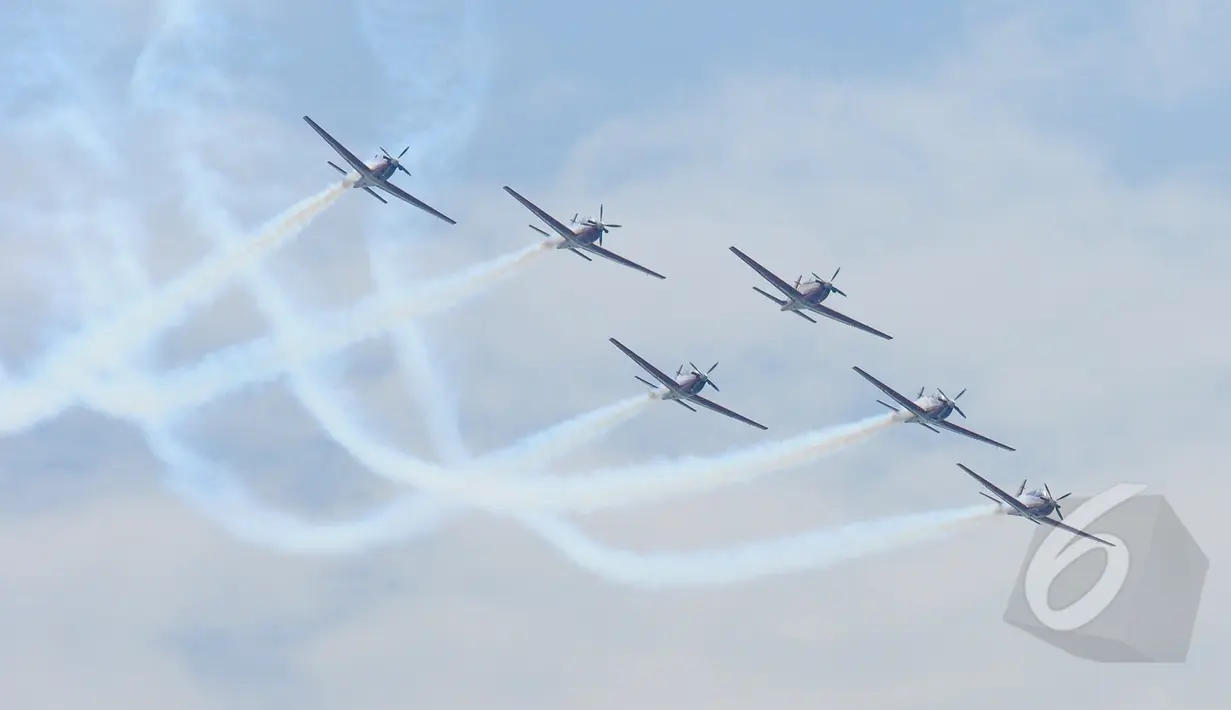 Tim Jupiter Aerobatic TNI AU beraksi dalam peringatan Hari Ulang Tahun ke-69 TNI AU Tahun 2015 di Pangkalan Udara Halim Perdanakusuma, Jakarta, Kamis (9/4/2015). Acara tersebut menampilkan demo darat dan atraksi udara. (Liputan6.com/Herman Zakharia)