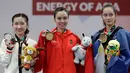 Atlet Wushu Indonesia, Lindswell Kwok (tengah) foto bersama denga atlet wushu Hongkong, Mok Uen Ying (kiri) dan atlet wushu Filipina Agatha Wong setelah pemberian medali pada Asian Games ke-18 di Jakarta, (20/8). (AP Photo/Aaron Favila)