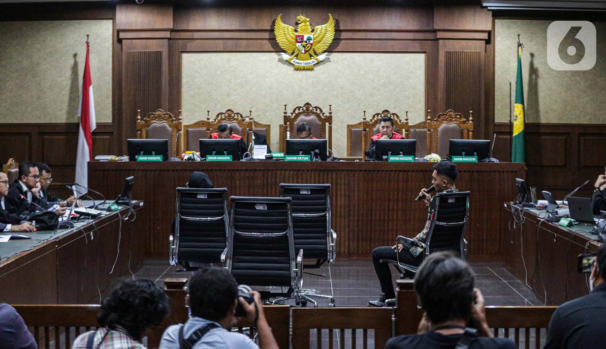 Suasana persidangan saat Mario Dandy Satriyo saat menjawab pertanyaan JPU KPK pada kasus dugaan gratifikasi dan tindak pidana pencucian uang (TPPU) dengan terdakwa Rafael Alun Trisambodo di Pengadilan Tipikor Jakarta, Senin (6/11/2023). (Liputan6.com/Faizal Fanani)