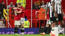 Selebrasi striker Manchester United, Rasmus Hojlund (kanan) bersama Bruno Fernandes setelah mencetak gol ketiga timnya ke gawang Newcastle United pada laga tunda pekan ke-34 Liga Inggris 2023/2024 di Old Trafford Stadium, Manchester, Rabu (15/5/2024). (AFP/Oli Scarff)