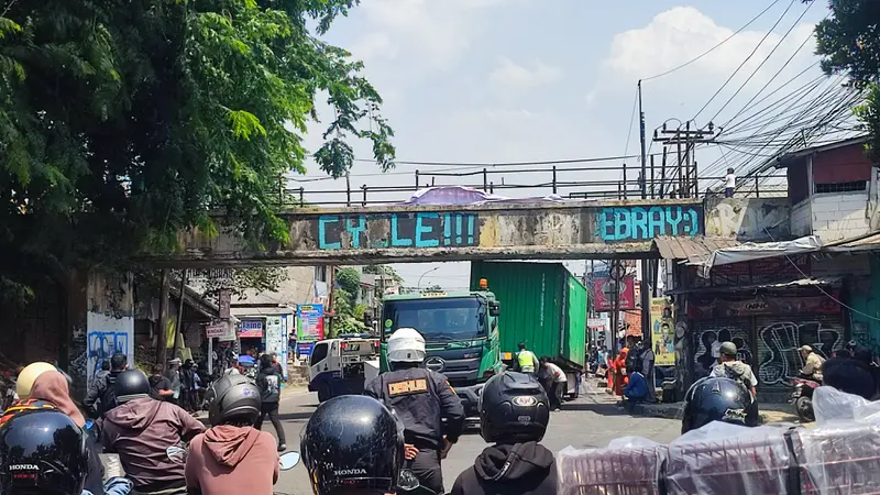 Truk Kontainer Tersangkut Talang Air dan Timpa Mobil di Kota Bogor, Lalu Lintas Lumpuh