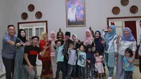 Wali Kota Palembang Harnojoyo memilih bergaya ala anak gaul saat berfoto bersama para tamunya (Liputan6.com / Nefri Inge)