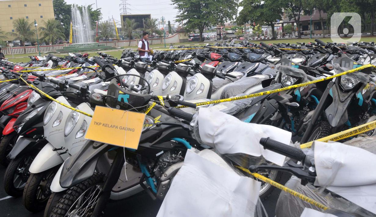 Dalam pengungkapan kasus ini Polri berhasil mengamankan 675 unit sepeda motor dari berbagai daerah. (merdeka.com/Imam Buhori)