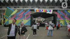 Penggemar acara Tepok Bulu 2023 berswafoto berlatar Istora Gelora Bung Karno, Jakarta, Jumat (17/11/2023). (Liputan6.com/Faizal Fanani)