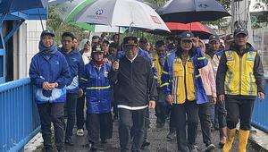 Gubernur DKI Jakarta Pramono Anung bersama Wakil Menteri Pekerjaan Umum (Wamen PU) Diana Kusumastuti meninjau langsung Pintu Air Cengkareng Drain, Jakarta Barat yang masih berstatus Siaga 1 pada Jumat (23/1/2026) (Istimewa)