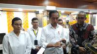 Presiden Jokowi mengecek penyampaian SPT Tahunan di KPP Pratama Solo, Kamis (9/3).(Liputan6com/Fajar Abrori)