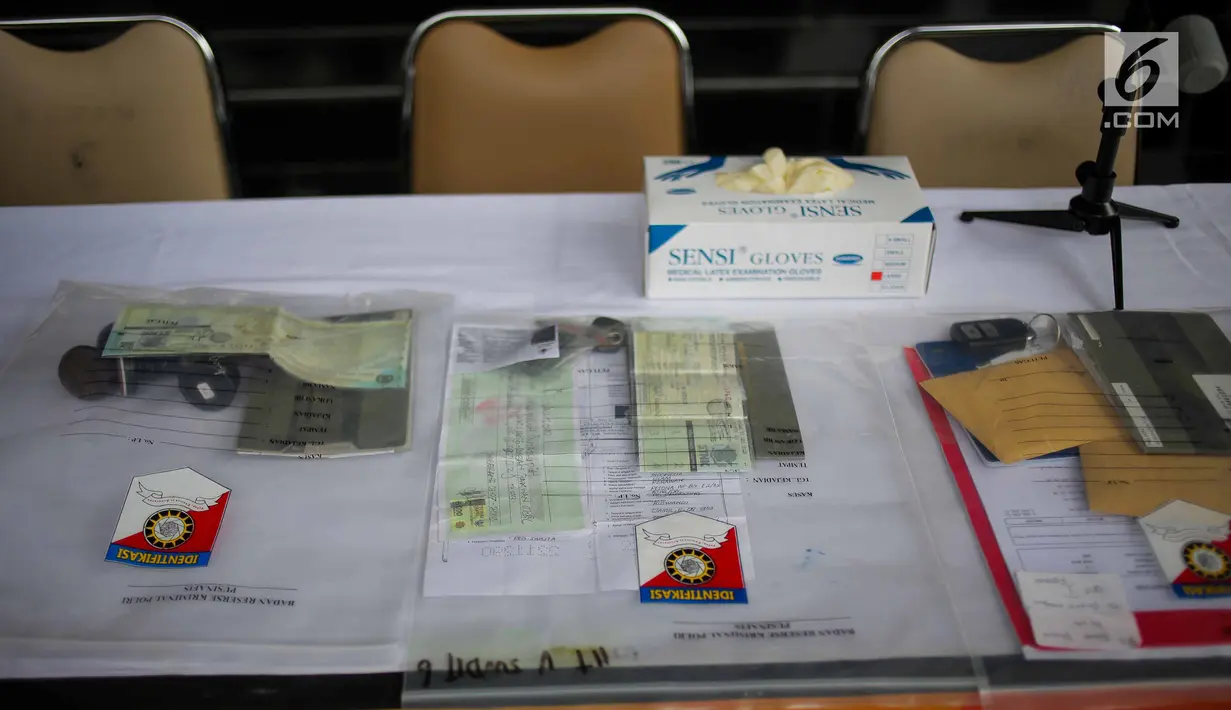 Barang bukti berupa STNK dan kunci kendaraan diperlihatkan dalam gelar kasus penggelapan di Polda Metro Jaya, Rabu (18/9/2019). Subdit 6 Ditreskrimum PMJ mengungkap kejahatan penggelapan mobil dengan barang bukti 28 kendaraan roda empat dan sejumlah tersangka. (Liputan6.com/Faizal Fanani)