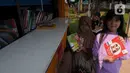 Anak-anak menunjukkan buku untuk di baca di Taman Menteng, Jakarta Senin (14/8/2023). (merdeka.com/imam buhori)