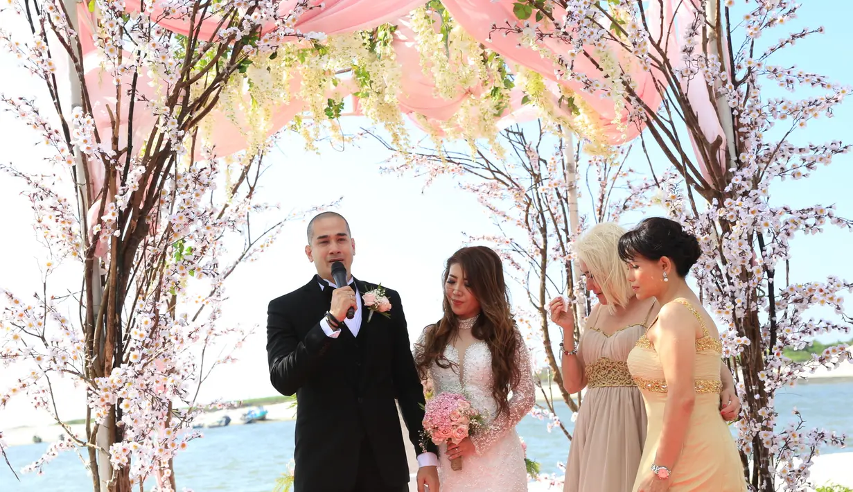 Rona bahagia juga sedang menyelimunti pasangan Okan Kornelius dan May Lee, atau wanita yang akrab disapa Lee Sachi. Keduanya telah resmi menikah pada Sabtu (10/2/2018) di Segara, Ancol, Jakarta Utara. (Nurwahyunan/Bintang.com)