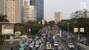 Kendaraan terjebak kemacetan di Jalan Casablanca, Jakarta, Sabtu (6/10). Adanya JLNT Kampung Melayu-Tanah Abang di kawasan tersebut tidak berdampak signifikan untuk mengurai kemacetan akibat tingginya volume kendaraan. (Liputan5.com/Immanuel Antonius)