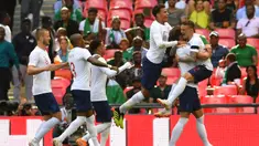 Para pemain Inggris merayakan gol yang dicetak Gary Cahill ke gawang Nigeria pada laga persahabatan di Stadion Wembley, London, Sabtu (2/6/2018). Inggris menang 2-1 atas Nigeria. (AFP/Ben Stansall)