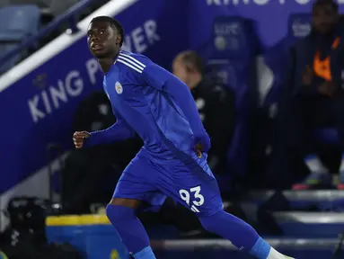 Pemain Leicester, Jeremy Monga melakukan debut bersama timnya dengan tanpa menggunakan sponsor pada jersenya dalam laga lanjutan Liga Inggris 2024/2025 melawan Newcastle di King Power Stadium, Leicester, Inggris, Senin (07/04/2025) waktu setempat. (AFP/Darren Staples)