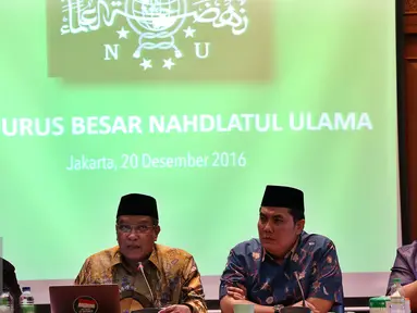 Ketua PBNU Said Aqil Siroj (kedua kiri) memberikan keterangan pers usai melakukan rapat koordinasi internal PBNU di Kantor PBNU, Jakarta, Selasa (20/12). Dalam keterangan persnya Said Aqil memberi pernyataan sikap PBNU. (Liputan6.com/Johan Tallo) 