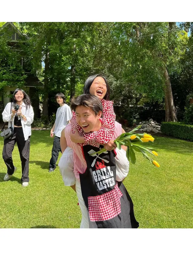 Beri Kejutan Manis, Ini 6 Potret Mesra Rich Brian dan Kekasih yang Jarang Tersorot