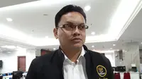 Juru Bicara MK, Fajar Laksono di Jalan Medan Merdeka Barat. (Merdeka.com/Hari Ariyanti)