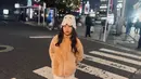 Ia nampak kenakan jaket berbulu cokelat dan celana panjang tebal saat berkeliling Jepang [@ririnekawati]