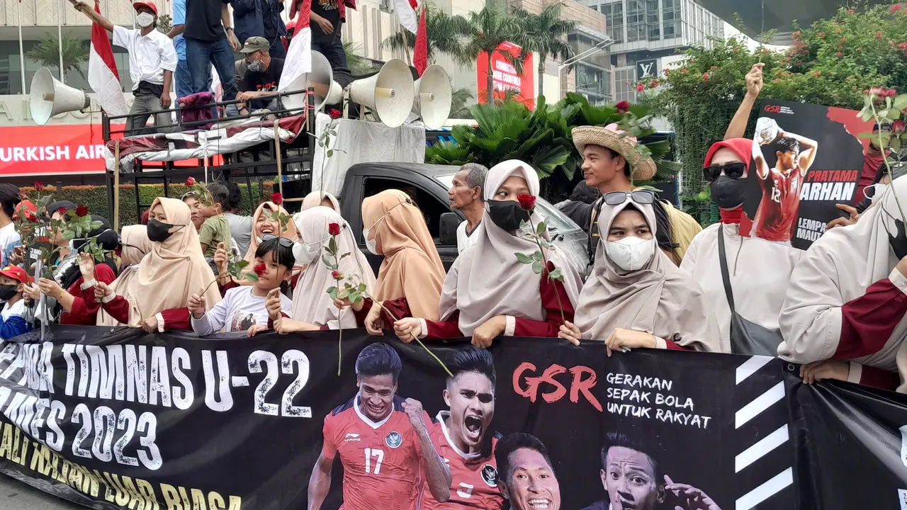 Sejumlah warga memadati kawasan Bundaran Hotel Indonesia, Jumat (19/5/2023).