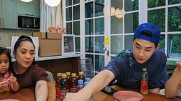 Henry Lau mencicipi berbagai camilan khas Indonesia seperti cimol dan cireng. Mantan anggota Super Junior M ini sangat menyukainya. (Foto: Instagram/ henryl89)