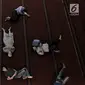 Umat muslim tidur di lantai dasar Masjid Istiqlal, Jakarta, Senin (13/5). Masjid Istiqlal masih menjadi pilihan warga baik dari dalam maupun luar Jakarta beristirahat, bahkan tidur usai melaksanakan salat guna menghindari batal puasa akibat teriknya suhu di Ibu Kota. (merdeka.com/Iqbal S. Nugroho)