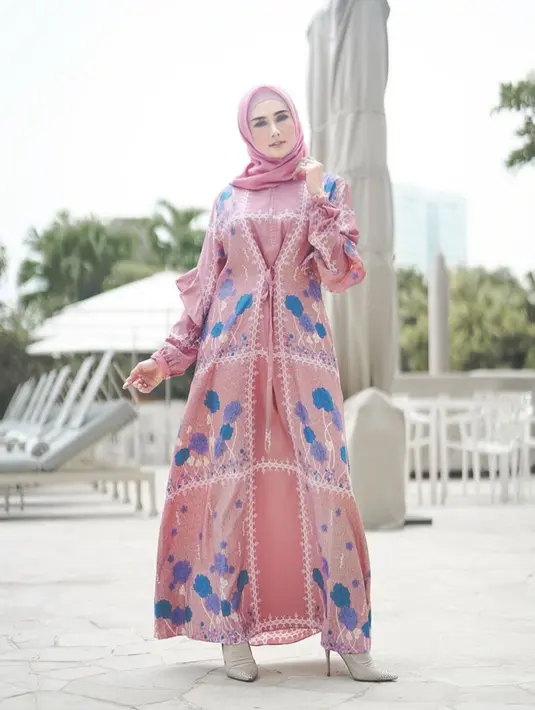 Gaya OOTD Mulan Jameela dengan gamis sendiri kerap curi perhatian banyak netizen. Dirinya lebih sering tampil begitu sederhana saat memakai gamis namun tetap terlihat memesona. (Liputan6.com/IG/@mulanjameela1)
