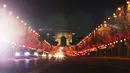 Champs-Elysees Avenue dan Arc de Triomphe tampak terang usai lampu Natal dinyalakan di Paris, Prancis, pada 22 November 2020. Upacara penyalaan lampu digelar pada Minggu (22/11), tetapi penonton tidak diizinkan datang ke lokasi lantaran diberlakukannya kebijakan lockdown COVID-19. (Xinhua/Gao Jing)
