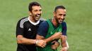 Kiper Juventus, Gianluigi Buffon, bercanda dengan rekannya saat latihan di Red Bull Arena, New Jersey, Jumat (21/7/2017). Latihan ini dilakukan jelang laga ICC 2017 melawan Barcelona. (AFP/Jewel Samad) 