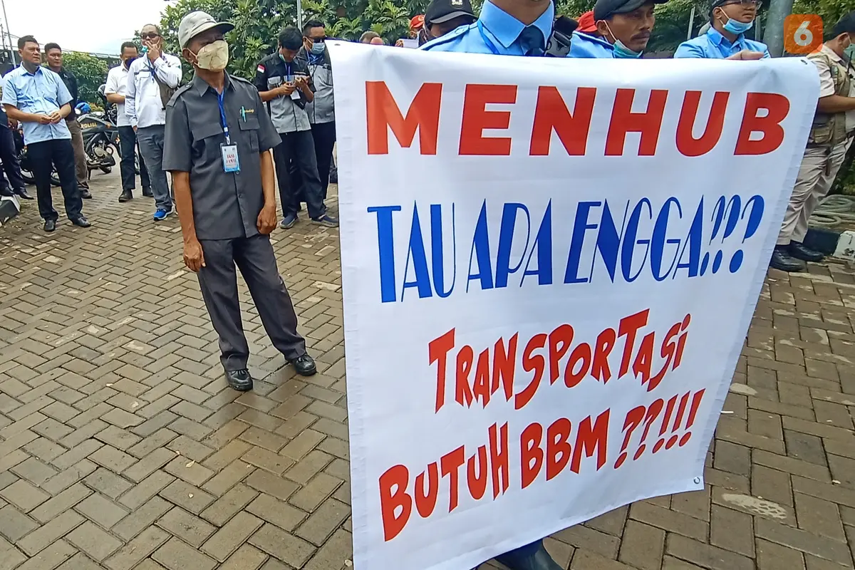 Pekerja Dan Pengusaha Kapal Berdemonstrasi Tuntut Kenaikan Harga Tiket Penyebrangan, Imbas Kenaikan Harga BBM. (Kamis, 22/09/2022). (Yandhi Deslatama/Liputan6.com).