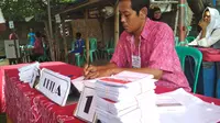 Surat suara di 6 TPS Desa Danamulya, Kecamatan Plumbon, Kabupaten Cirebon hilang (Liputan6.com/Panji Prayitno)