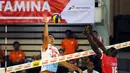 Pevoli putra Palembang Bank Sumsel, Rodrigo Santana (kiri) melakukan smesh saat laga melawan Jakarta Electric PLN di Pertamina Proliga 2015 di GOR Dome Balikpapan, (8/2/2015). Jakarta Electric PLN unggul 3-1. (Liputan6.com/Helmi Fithriansyah)