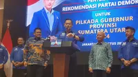 Ketua Umum Partai Demokrat, Agus Harimurti Yudhoyono (AHY), menyerahkan rekomendasi dukungan kepada tujuh pasang bakal calon gubernur dan wakil gubernur yang akan berkompetisi dalam Pilkada 2024. (Merdeka.com/Bachtiarudin Alam)