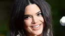 Kesan natural menjadi tema make up Kendall saat hadir di Golden Globe 2018 pada 7 Januari 2018 kemarin. Polesan lipstick nude dipakai Kendall untuk membuat penampilannya semakin elegan. (Foto: AFP)