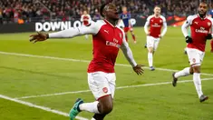 Pemain Arsenal, Danny Welbeck berselebrasi setelah mencetak gol ke gawang CSKA Moscow pada laga leg kedua perempat final Liga Europa di VEB Arena, Jumat (13/4). Pada laga tersebut, Arsenal hanya mampu bermain imbang dengan skor 2-2. (AP/Pavel Golovkin)