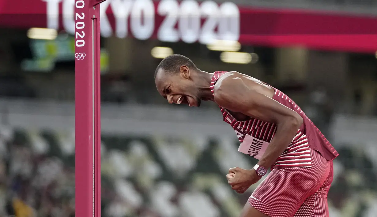 Mutaz Barshim dari Qatar bereaksi saat final lompat tinggi putra pada Olimpiade Tokyo 2020 di Tokyo, Jepang, Minggu (1/8/2021). Pada percobaan 2,39 meter, baik Barshim maupun Gianmarco Tamberi sama-sama tiga kali gagal. (AP Photo/Matthias Schrader)