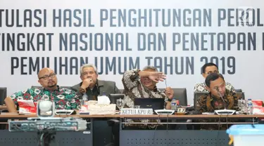 Ketua KPU RI, Arief Budiman (ketiga kiri) memimpin rapat Rekapitulasi Hasil Penghitungan Perolehan Suara Tingkat Nasional dan Penetapan Hasil Pemilihan Umum Tahun 2019, Jakarta, Minggu (5/5/2019). Rapat dihadiri partai politik, timses Capres/Cawapres dan Bawaslu. (Liputan6.com/Helmi Fithriansyah)