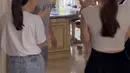Sebelumnya, Jessica mengenakan tshirt putih dan short pants denim saat memberikan kejutan pada sang suami.  [@jesicamila03]