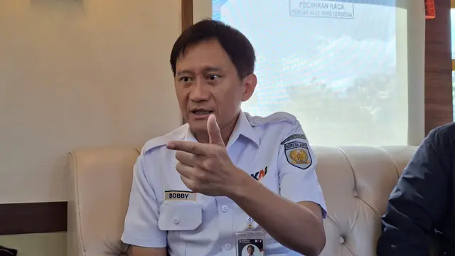 Direktur Utama PT Kereta Api Indonesia (Persero), Bobby Rasyidin  berbincang dengan awak media di KA Wisata rute Yogyakarta-Jakarta, Rabu (8/7/2026). (Liputan6.com/Arief)