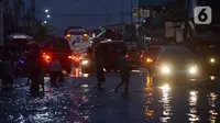 Genangan banjir Rob di kawasan Muara Baru dan Pantai Mutiara, Jakarta, Sabtu (6/6/2020). BMKG menyebutkan potensi rob di Perairan Utara Jawa disebabkan oleh kondisi pasang air laut yang cukup tinggi akibat fase bulan purnama dan potensi gelombang tinggi hingga 4 meter. (merdeka.com/Imam Buhori)