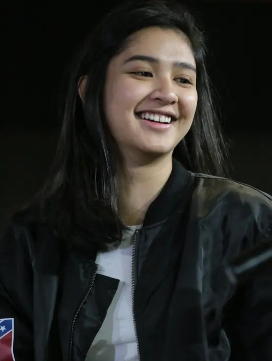 Apalagi menurutnya, lagu-lagu karya Kahitna begitu romantis. Untuk tampil dalam acara pagelaran musik tersebut, Mikha kembali memutar lagu-lagu Kahitna. (Adrian Putra/Bintang.com)