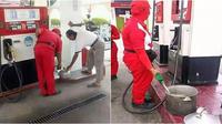 Potret kocak petugas SPBU saat isikan bensin ke kendaraan pelanggan. (Sumber: Facebook/carapedia)