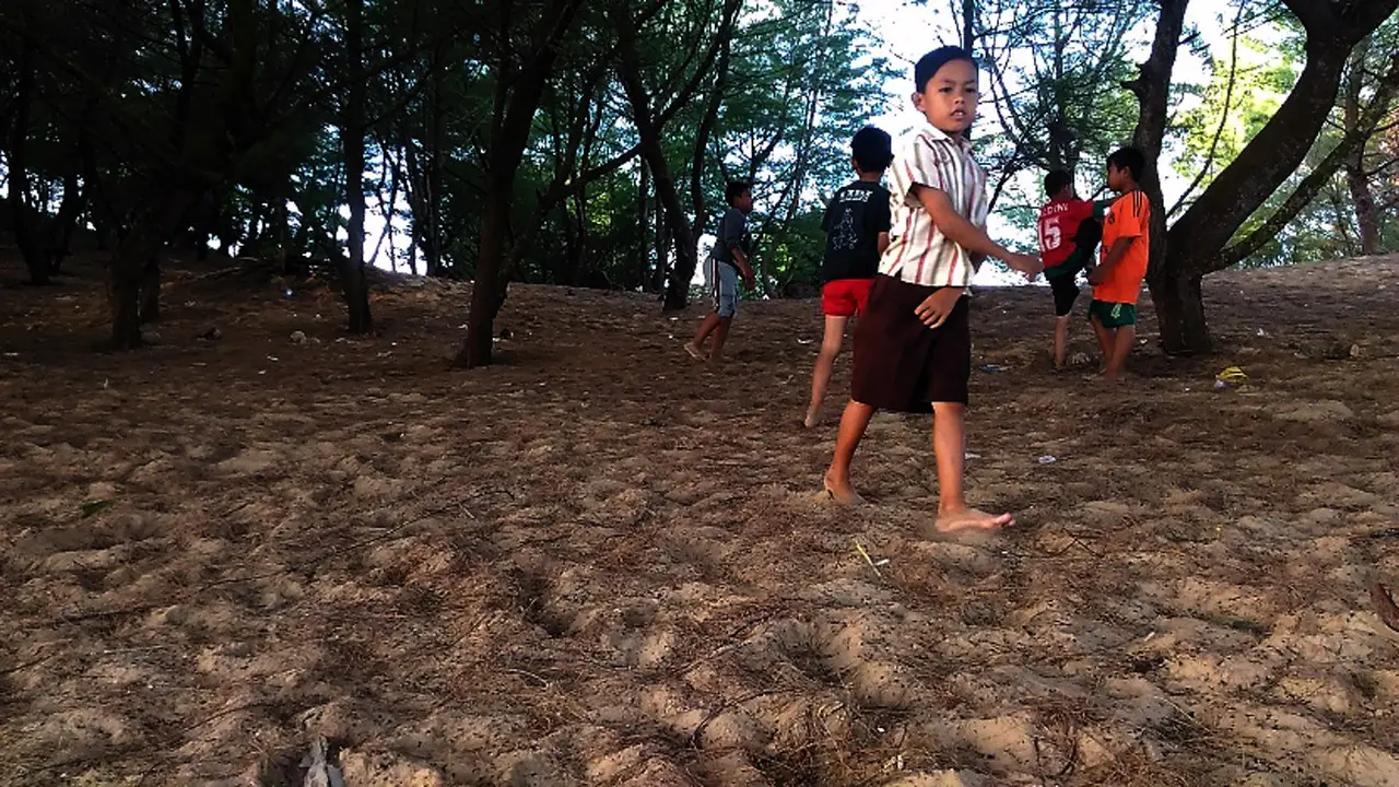 Pantai Slopeng merupakan objek wisata pantai yang memiliki khas keindahan gunung pasir di Kabupaten Sumenep, Madura, Jawa Timur. (Liputan6.com/Mohamad Fahrul)