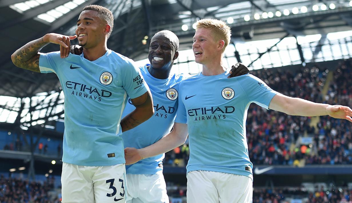 Striker Manchester City, Gabriel Jesus, merayakan gol ke gawang Liverpool pada laga Premier League di Stadion Ettihad, Manchester, Sabtu (9/9/2017). City menang 5-0 atas Liverpool. (AFP/Paul Ellis)