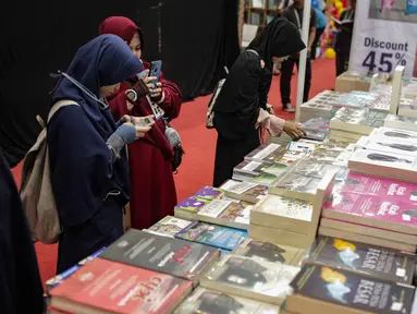 Pengunjung mencari buku di Islamic Book Fair 2019 di JCC, Jakarta, Rabu (27/2). Pameran buku tersebut menghadirkan 213 penerbit buku di Indonesia serta mancanegara dengan 48.250 judul dan 3,6 juta eksemplar buku. (Liputan6.com/Faizal Fanani)