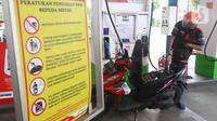 Pengendara motor mengisi bahan bakar di SPBU kawasan Jakarta, Senin (27/12/2021). Pemerintah berencana untuk menghapus Bahan Bakar Minyak (BBM) jenis Premium dan Pertalite dari peredaran secara bertahap dalam rangka peralihan penggunaan energi bersih. (Liputan6.com/Angga Yuniar)