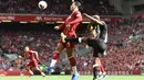 Bek Liverpool, Virgil Van Dijk, berebut bola dengan bek Newcastle, Jetro Willems, pada laga Premier League di Stadion Anfield, Liverpool, Sabtu (14/9). Liverpool menang 3-1 atas Newcastle. (AFP/Paul Ellis)