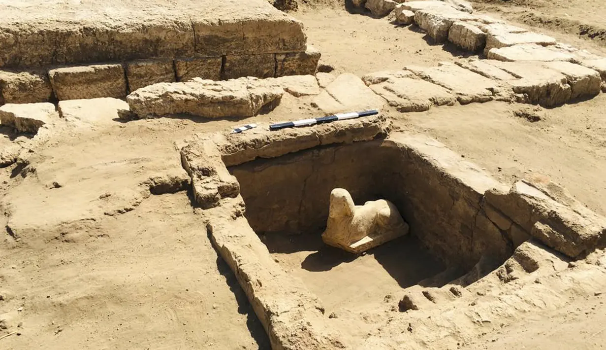 Patung sphinx yang diyakini dibuat menyerupai kaisar Romawi ditemukan dari situs arkeologi di Qena, Mesir pada foto tak bertanggal yang dibagikan Senin, 6 Maret 2023. Para arkeolog berpikir patung yang tersenyum itu kemungkinan kaisar Romawi kuno, Claudius, yang memperluas kekuasaannya ke Afrika Utara antara tahun 41 dan 54 Masehi. (Egyptian Ministry of Tourism and Antiquities via AP)