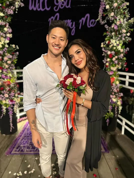 <p>Millen tampil elegan dibalut dress warna mocca yang dipadukan dengan cardigan panjang warna hitam. [Foto: IG/millencyrus].</p>