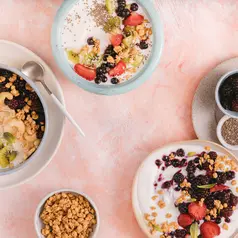 Mulai dari yogurt hingga buah dan kacang-kacangan, pilihan camilan ini cocok untuk menemani waktu santai tanpa rasa khawatir berlebihan. (Foto/Dok: Pexels)