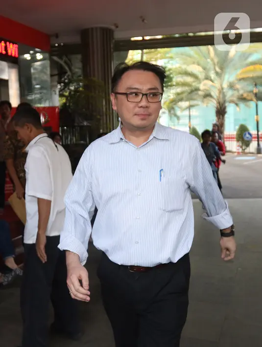 Direktur Utama PT Sinarmas Asset Management Alex Setyawan usai menjalani pemeriksaan di gedung Jampidsus Kejaksaan Agung, Rabu (15/1/2020). Alex Setyawan diperiksa sebagai saksi dalam kasus dugaan korupsi pengelolaan keuangan dan dana investasi PT Asuransi Jiwasraya. (Liputan6.com/Herman Zakharia)