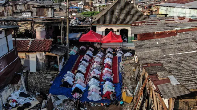 Warga Berlebaran Diantara Reruntuhan di Pancoran